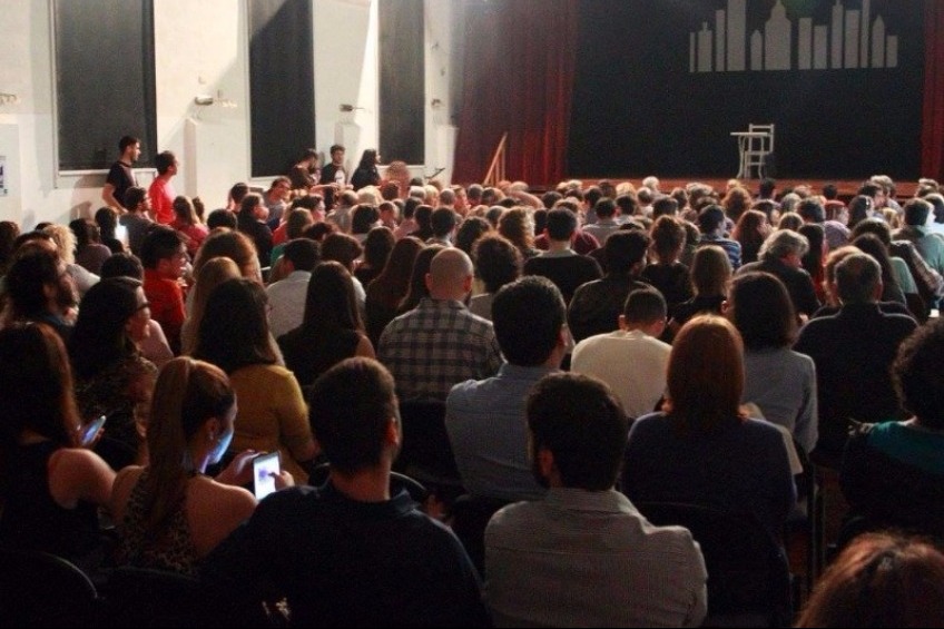 Sala llena en la ciudad de Paraná, Entre Ríos, para ver el espectáculo belga "Leon Kamae".